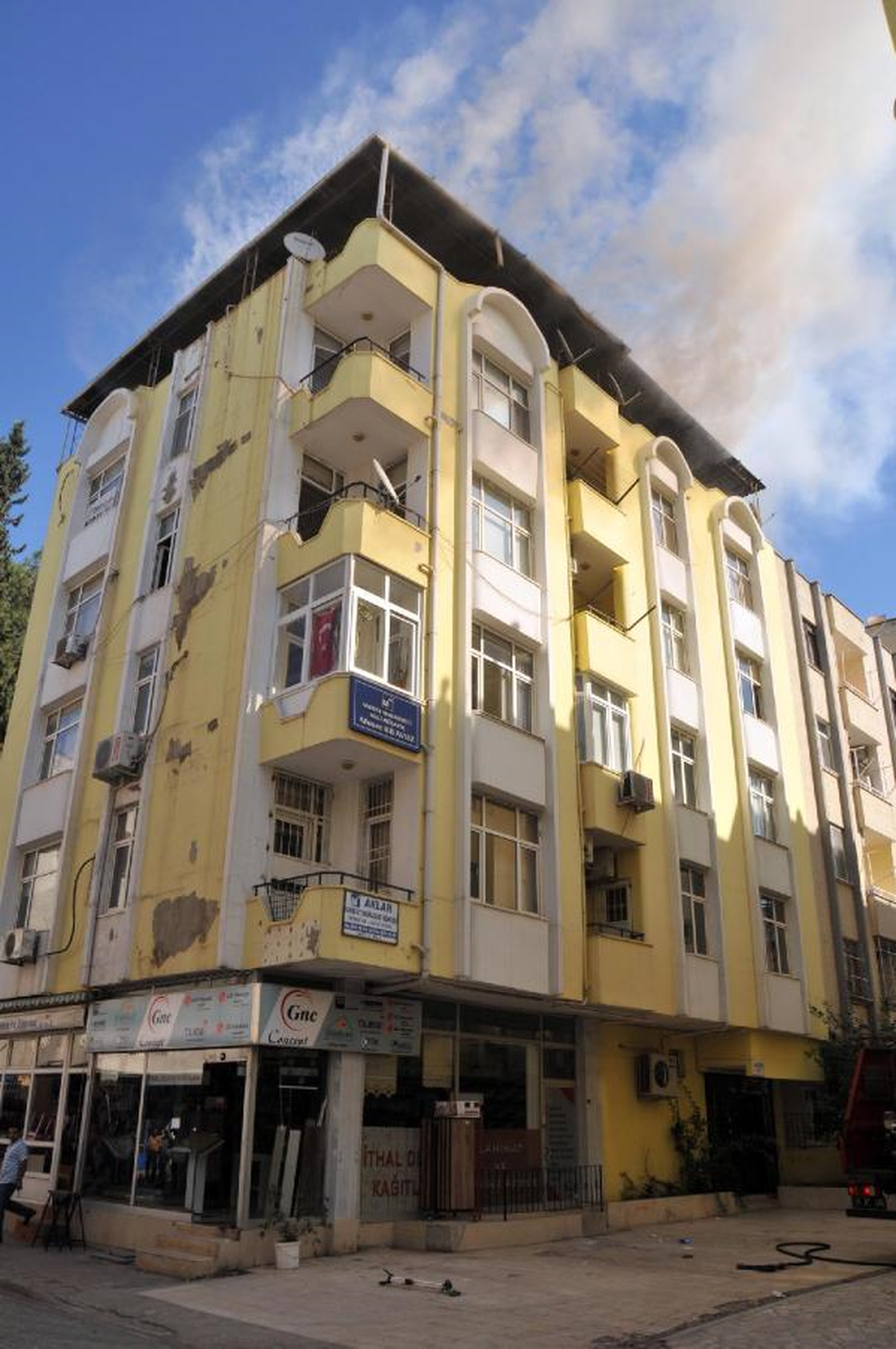 Apartmanlarındaki Yangını Balkondan İzlediler
