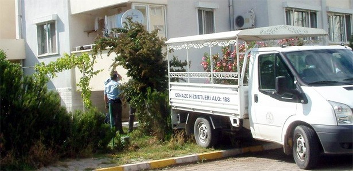 Balkondan Düşen 70 Yaşındaki Kadın Öldü