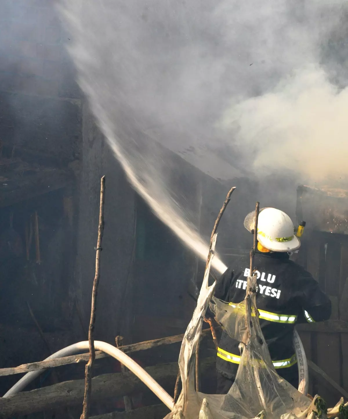 Bolu'da Ahşap Baraka Yandı