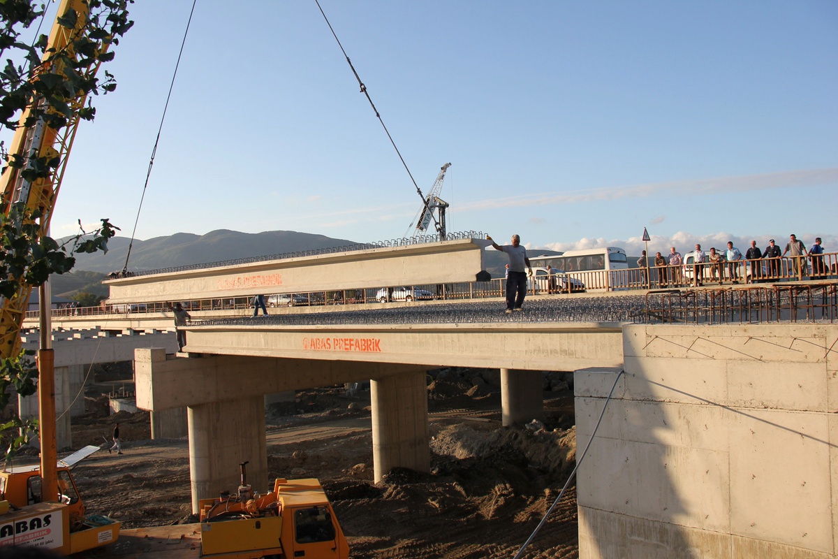 Çaycuma\'da Yeni Yapılan Köprüye İlk Beton Bloklar Konuldu