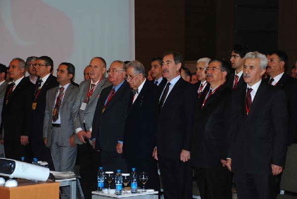 Emekli Milli Eğitim Müfettişi Otomobilinde Ölü Bulundu