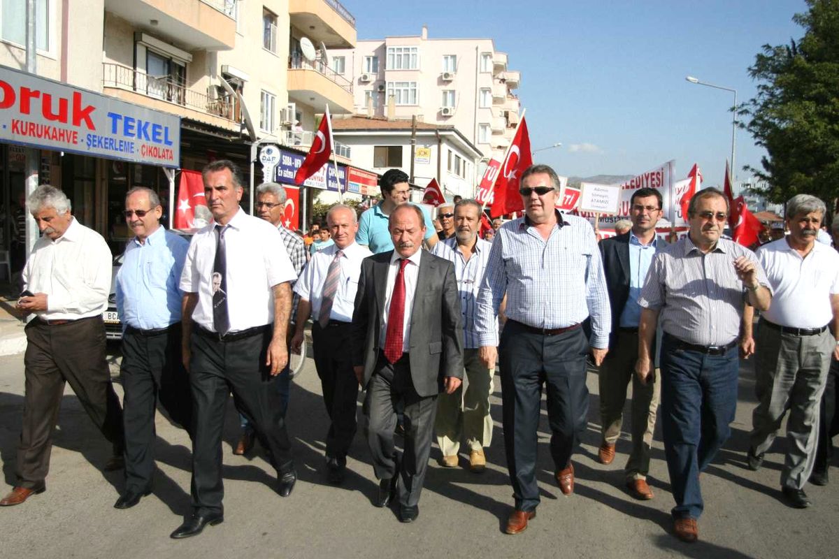 İlçe Yapılmayan Altınova\'da Halk Sokaklara Döküldü