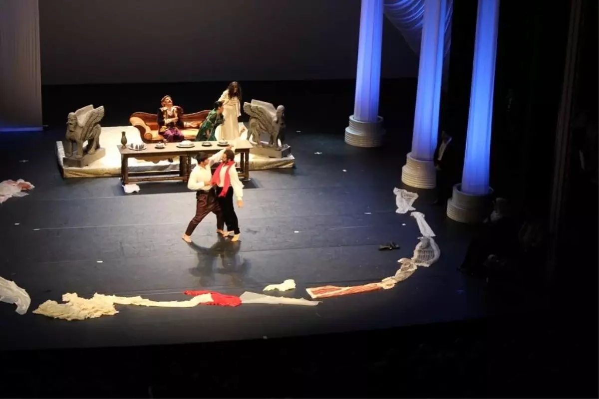 Kürtçe Sahnelenen Hamlet\'in Dünya Prömiyeri Yapıldı