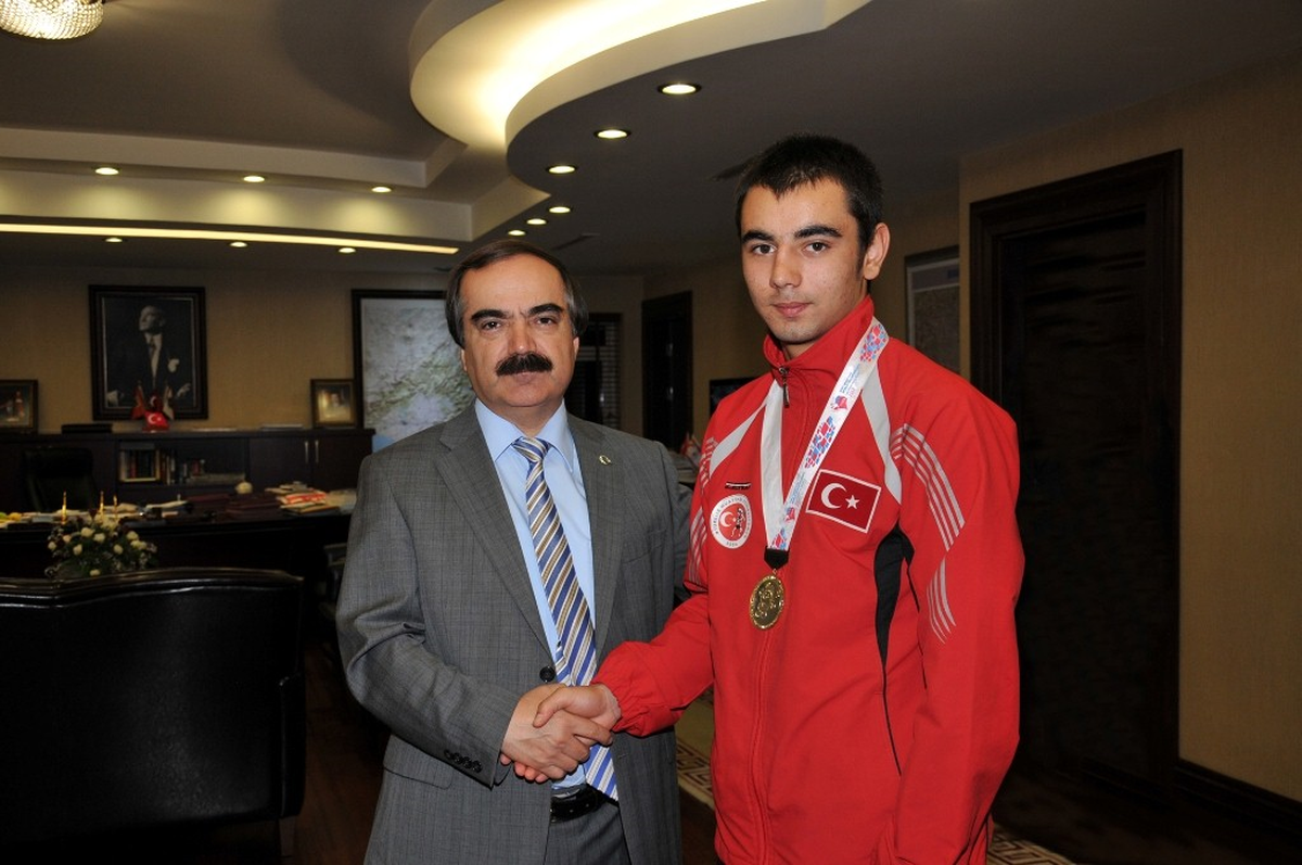 Muay Thai Dünya Şampiyonundan Vali Coş\'a Ziyaret