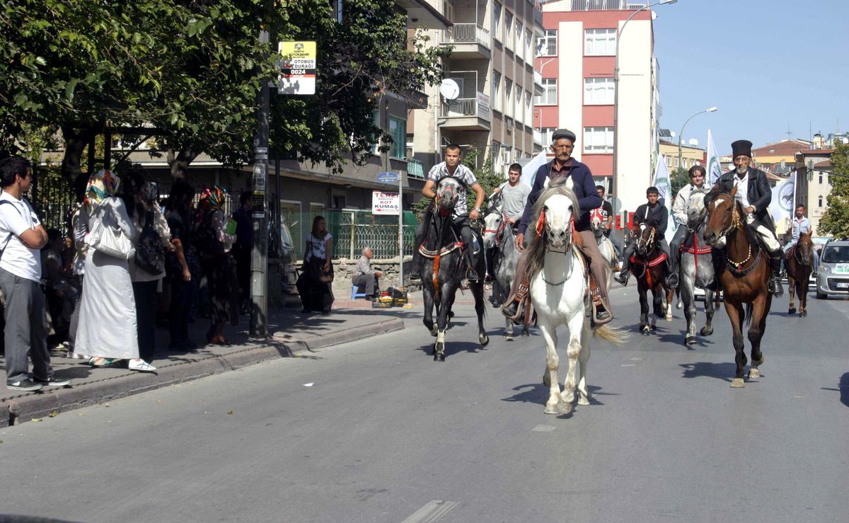 Rahvan Atları Konya Caddelerinde Boy Gösterdi