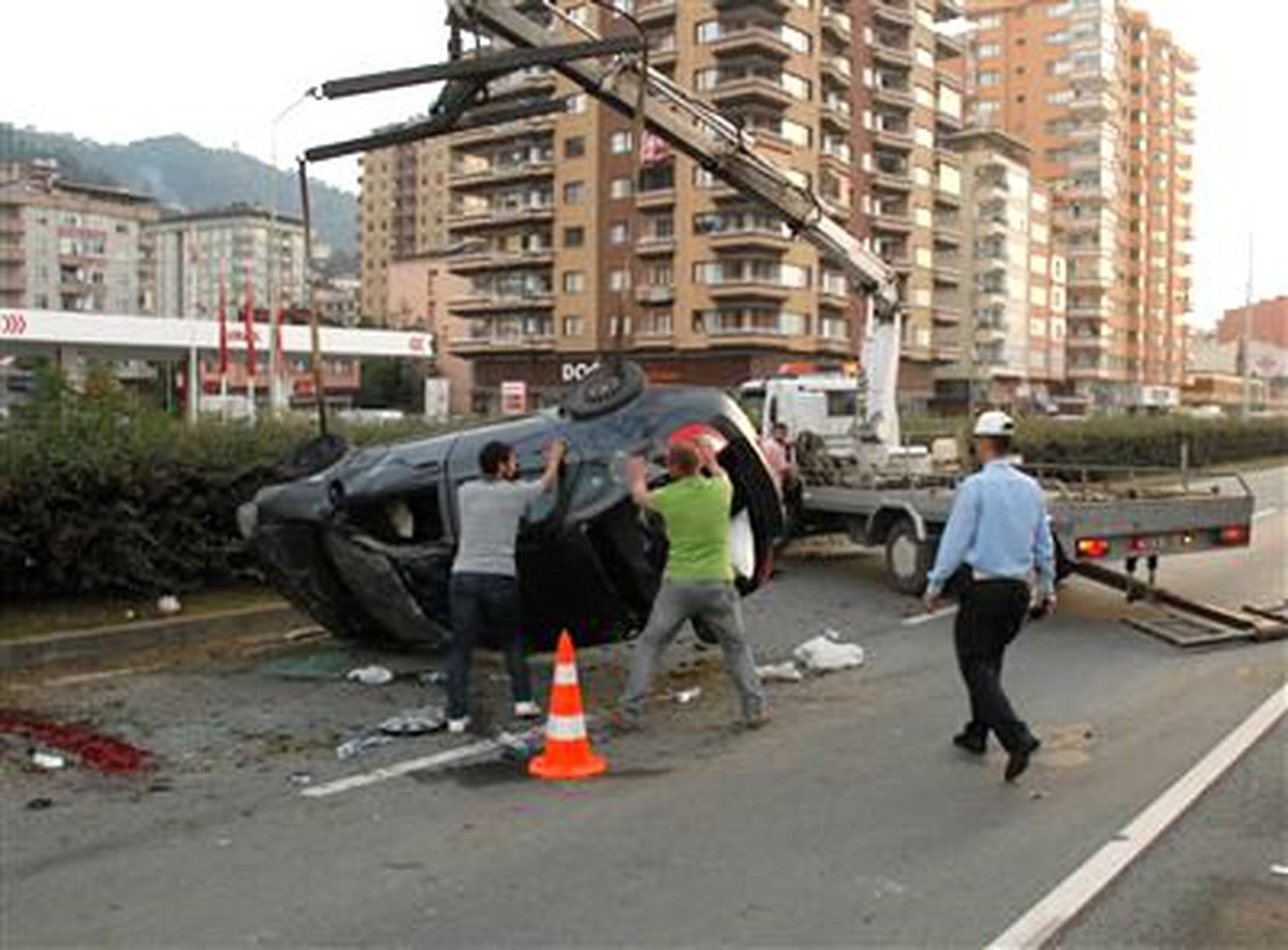 Rize\'de Trafik Kazası: 1 Ölü, 4 Yaralı