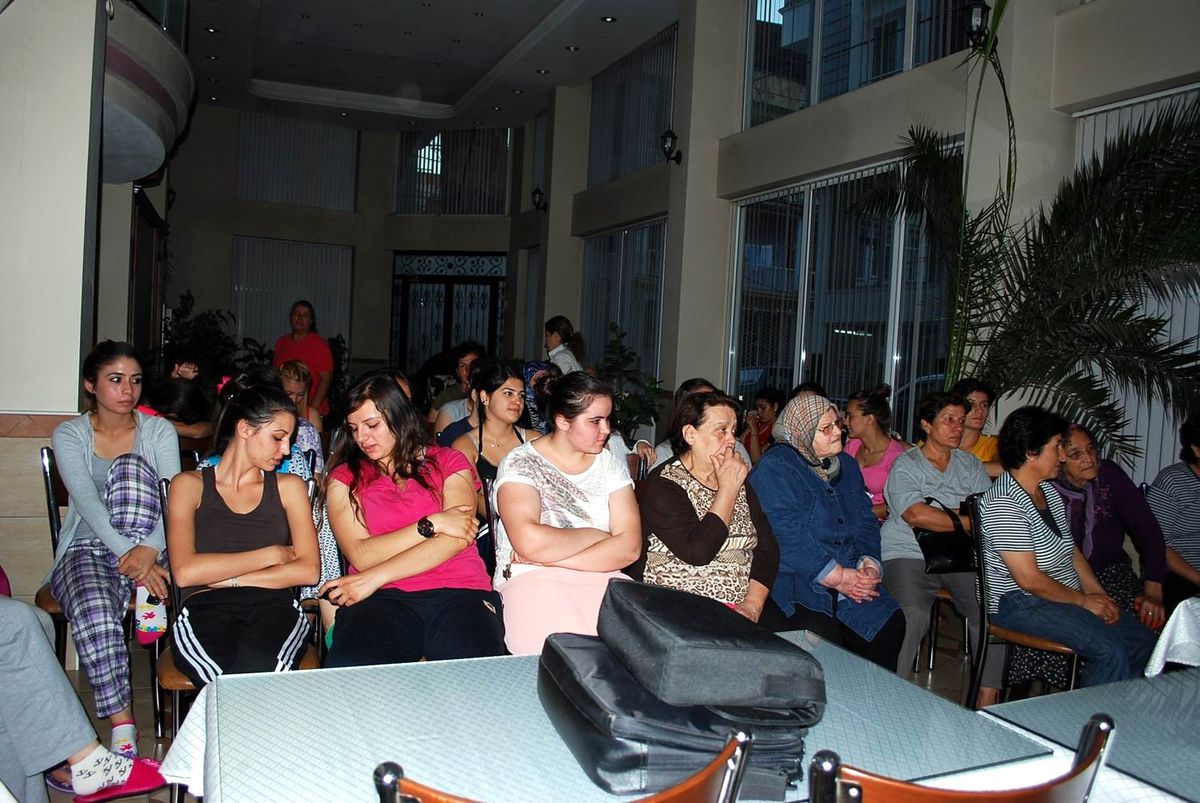 Salihli\'de Kız Öğrencilere Meme Kanseri Semineri
