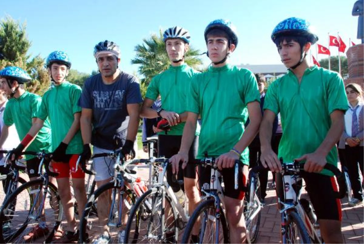 Siverekli Gençler, 96 Kilometre Uzaklıktaki Vali\'ye Bisikletle Türk Bayrağı Götürüyor