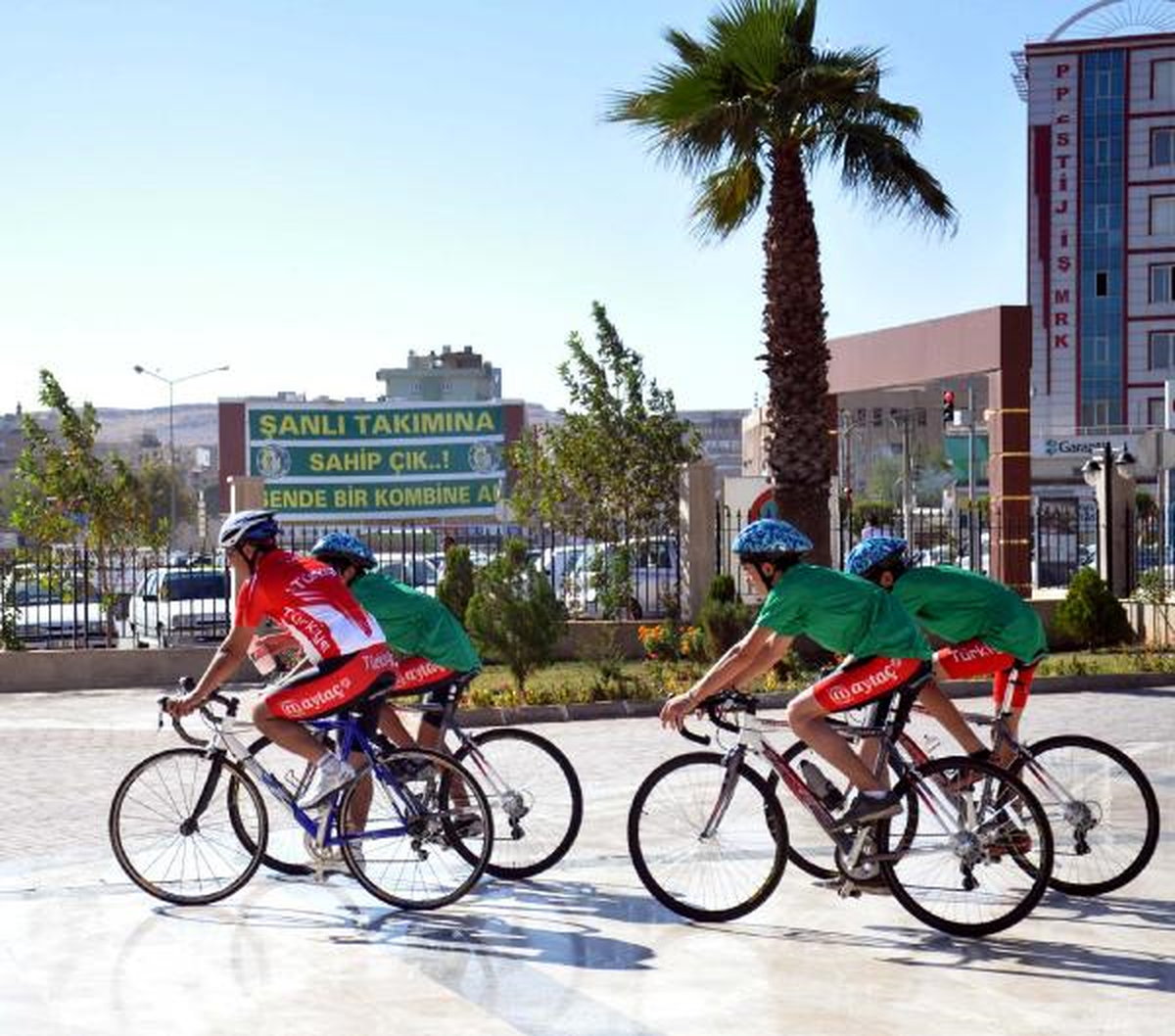 Siverekli Gençler, 96 Kilometre Uzaklıktaki Vali\'ye Bisikletle Türk Bayrağı Götürüyor (2)