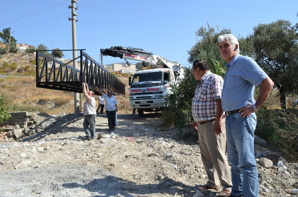 Söke\'de Fevzipaşa Mahallesi\'nde Dere Üzerine Yaya Köprüsü