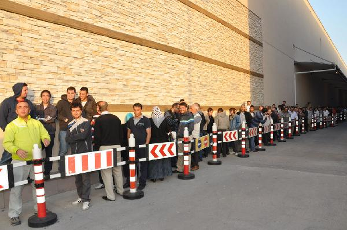 Teknoloji Mağazasında İndirim Kuyruğu
