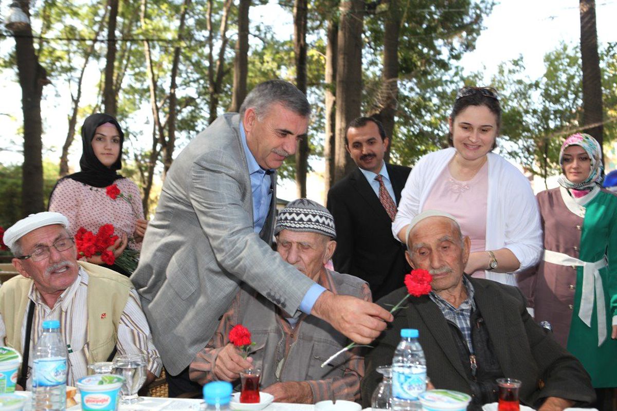 Toçoğlu Yaşlılarla Buluştu
