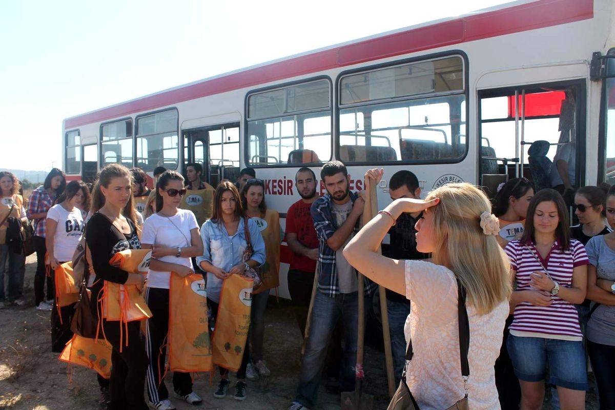 Üniversiteli Tema\'cılar Fidan Dikti