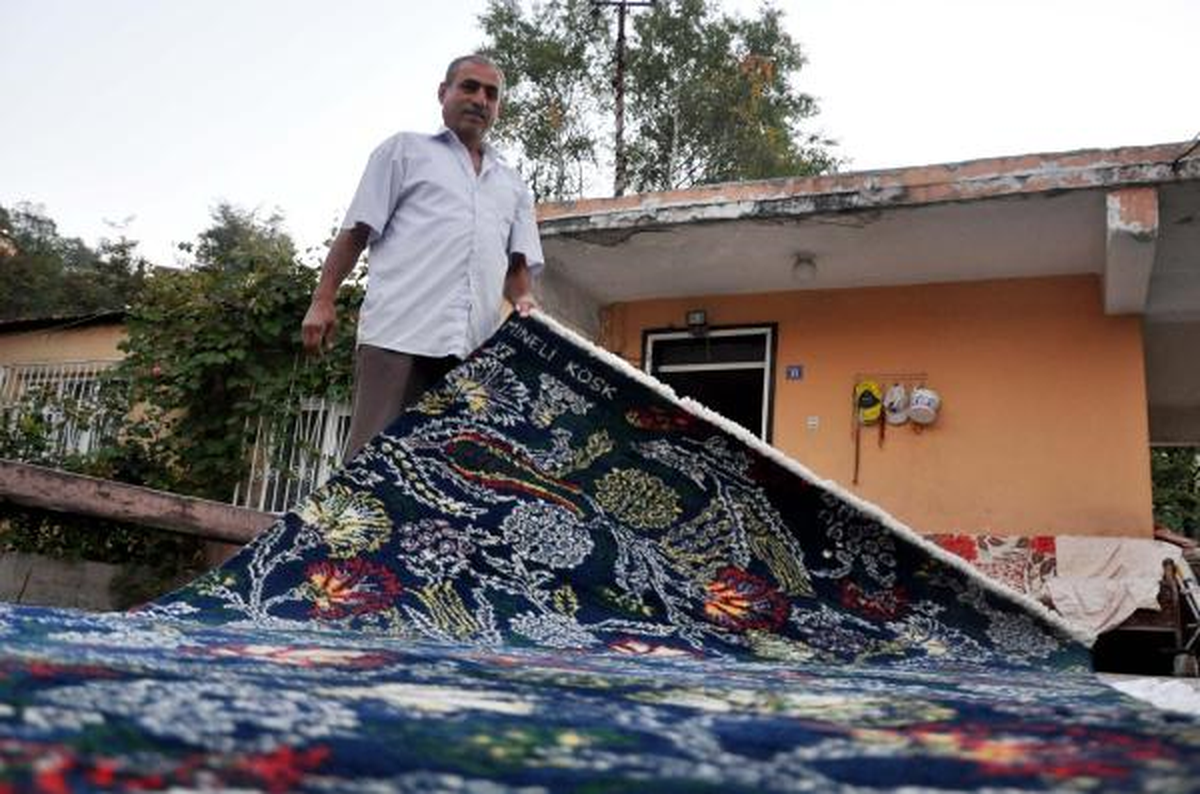 \'Zeki Müren\' Yazılı Halıyı İnternette Satışa Çıkardı