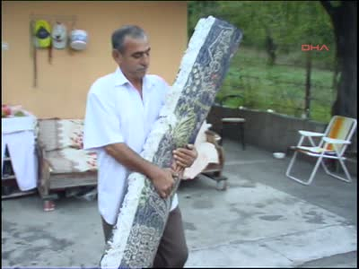 \'Zeki Müren\' Yazılı Halı İnternette Satışa Çıkarıldı