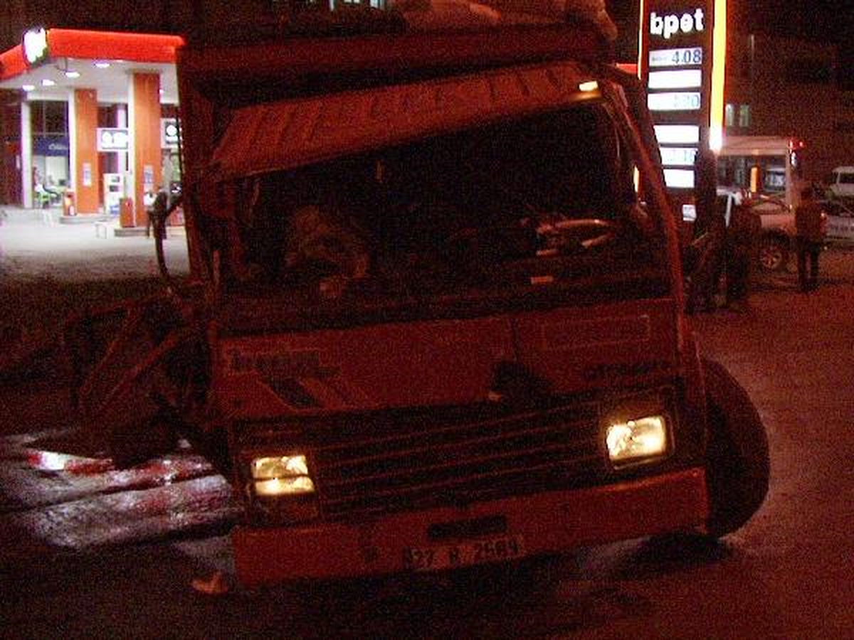 Adıyaman\'da Otomobil Kamyona Çarptı: 3 Yaralı