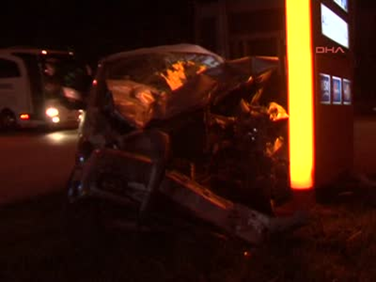 Adıyaman\'da Otomobil Kamyona Çarptı 3 Yaralı