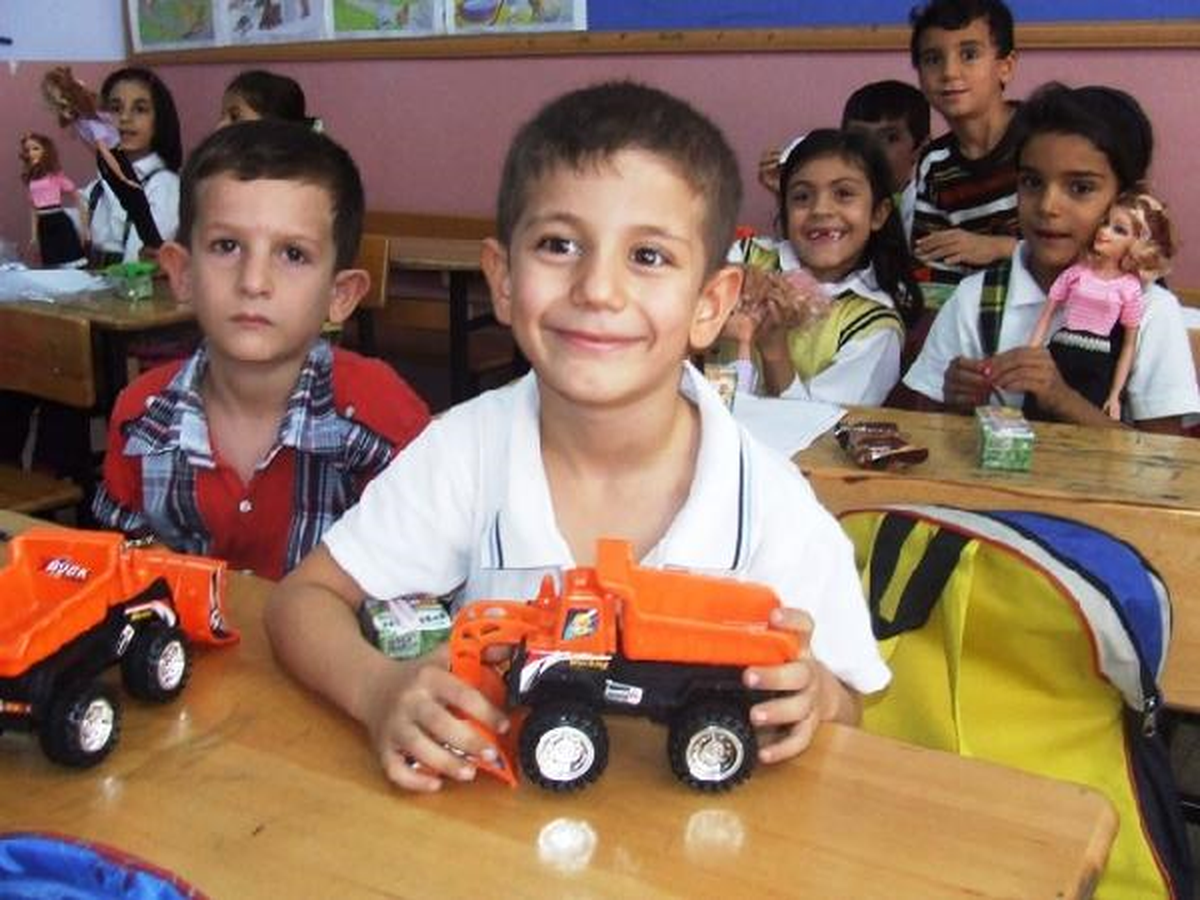Adıyaman\'da Polis 3 Bin Öğrenciye Oyuncak Dağıttı