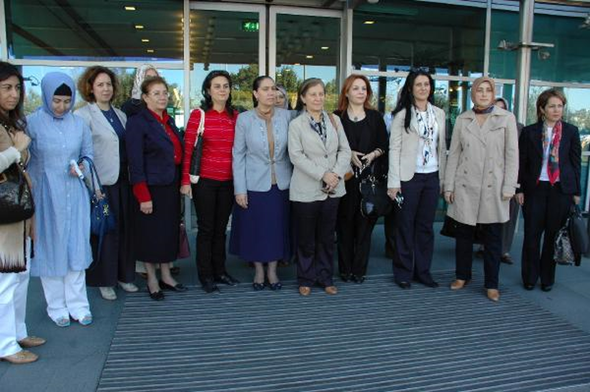 Ak Partili Kadın Milletvekilleri İstanbul\'da Misafir