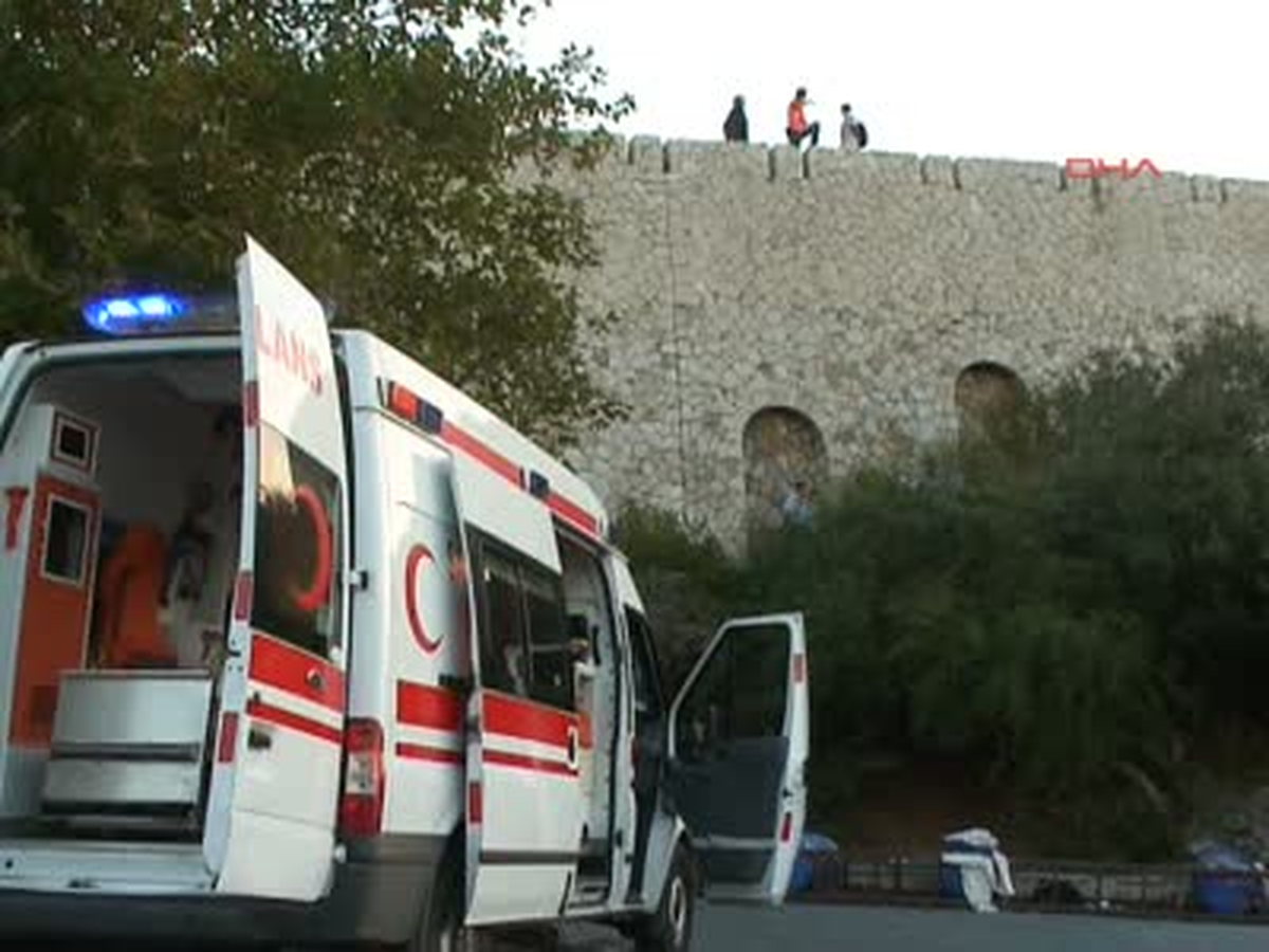 Antalya Varyantlardan Düşen Yaralıyı Temizlik İşçisi Farketti