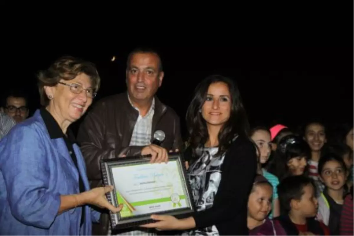 Ataşehir\'de Çöpten Yapılan Tablolar Sergilendi