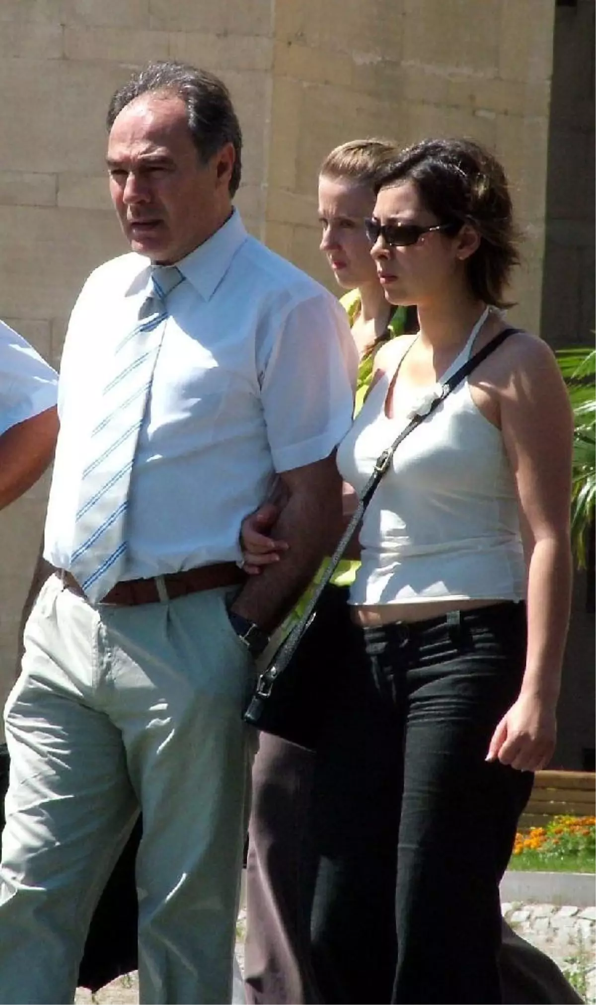 Genç Kadın, Dekanı Dolandırdı