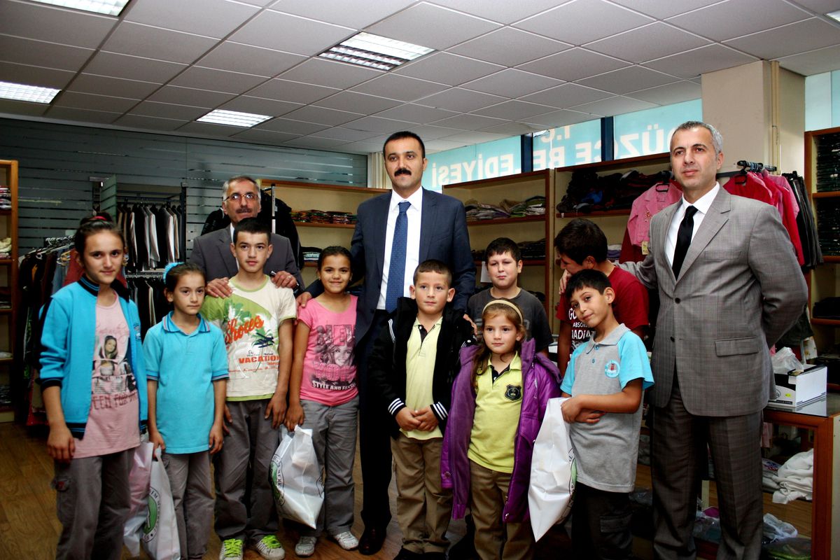 Düzce Belediyesi Bayram Öncesi Çocukları Sevindiriyor