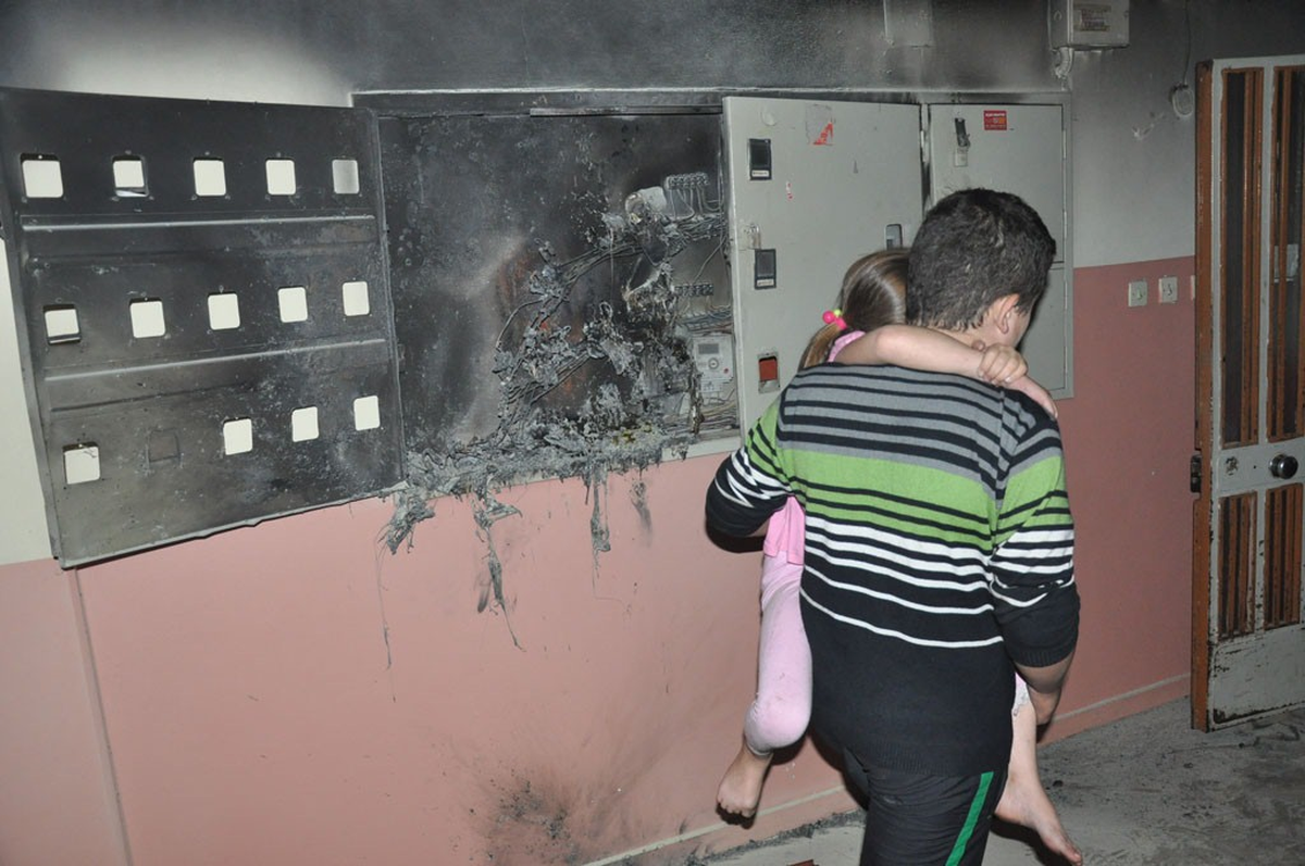 Elektrik Panosundaki Yangın Apartmanı Sokağa Döktü
