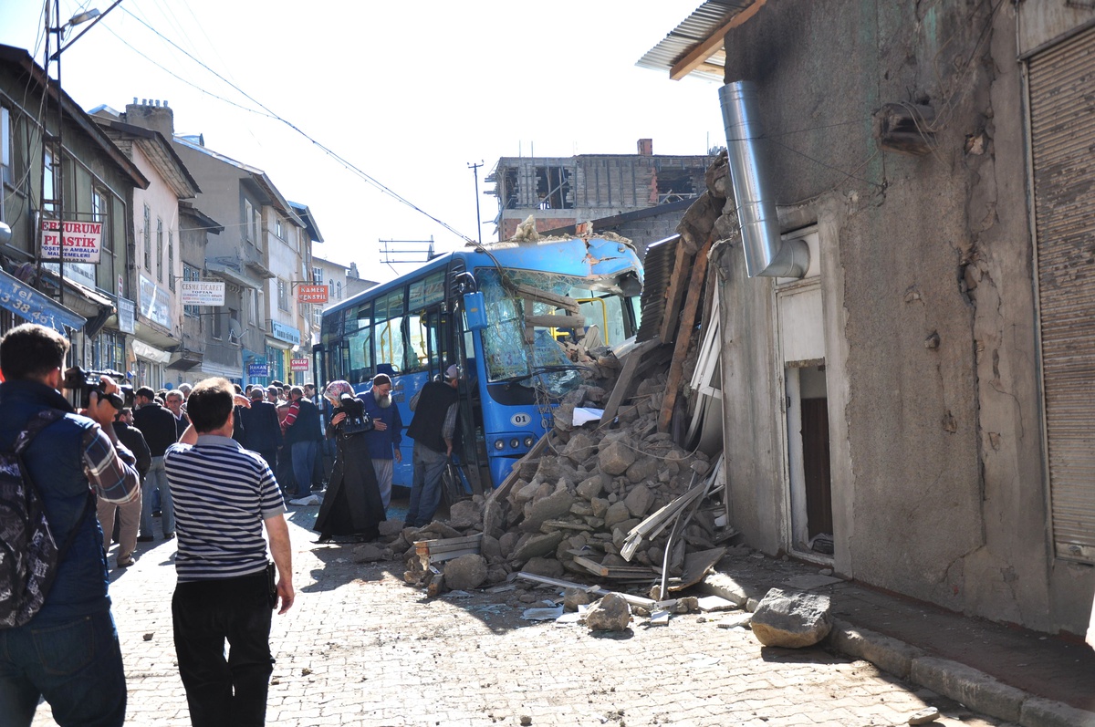 Halk Otobüsü Lokantaya Girdi: 6 Yaralı