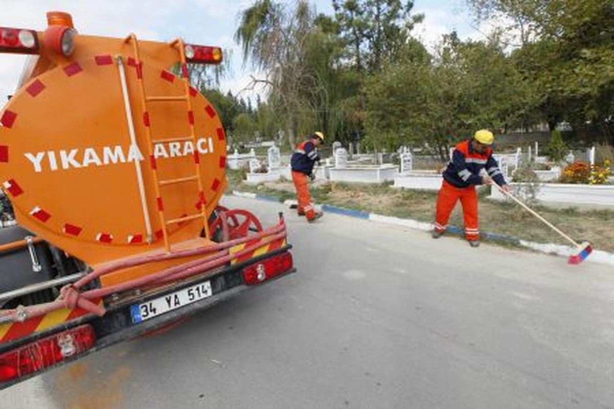 Gebze Mezarlıkları Bayrama Hazırlanıyor