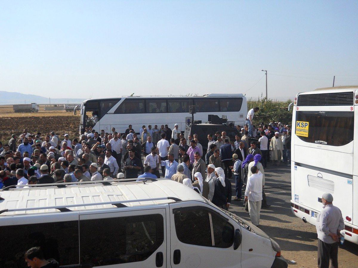 Hacı Adayları Silopi\'de Yolu Trafiğe Kapattı