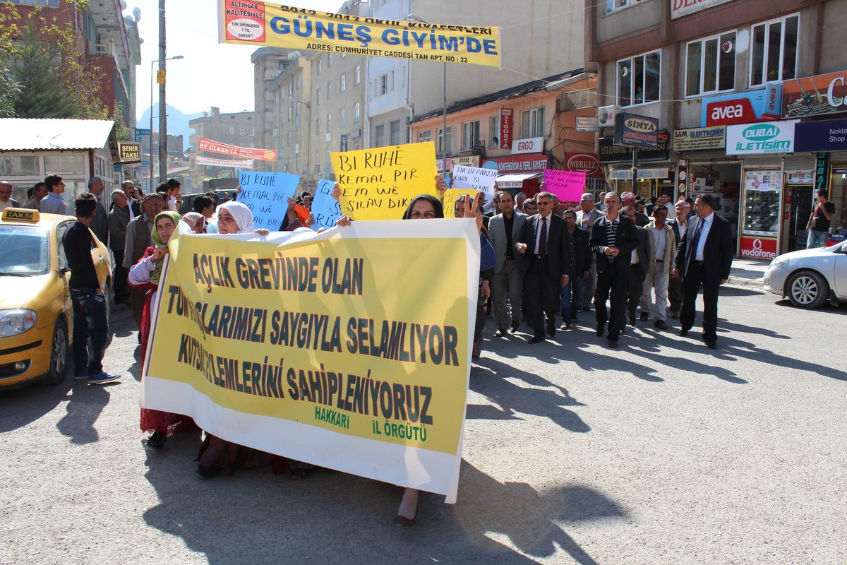 Hakkari\'de Açlık Grevine Destek Yürüyüşü