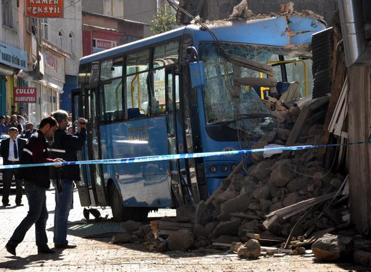 Halk Otobosü Lokantaya Girdi; 1 Yaralı