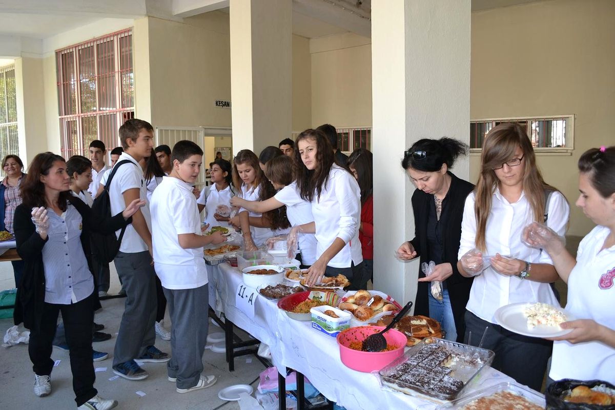 Keşan Lisesi\'nde Hem Kermes, Hem de Kütüphane Açılışı Yapıldı