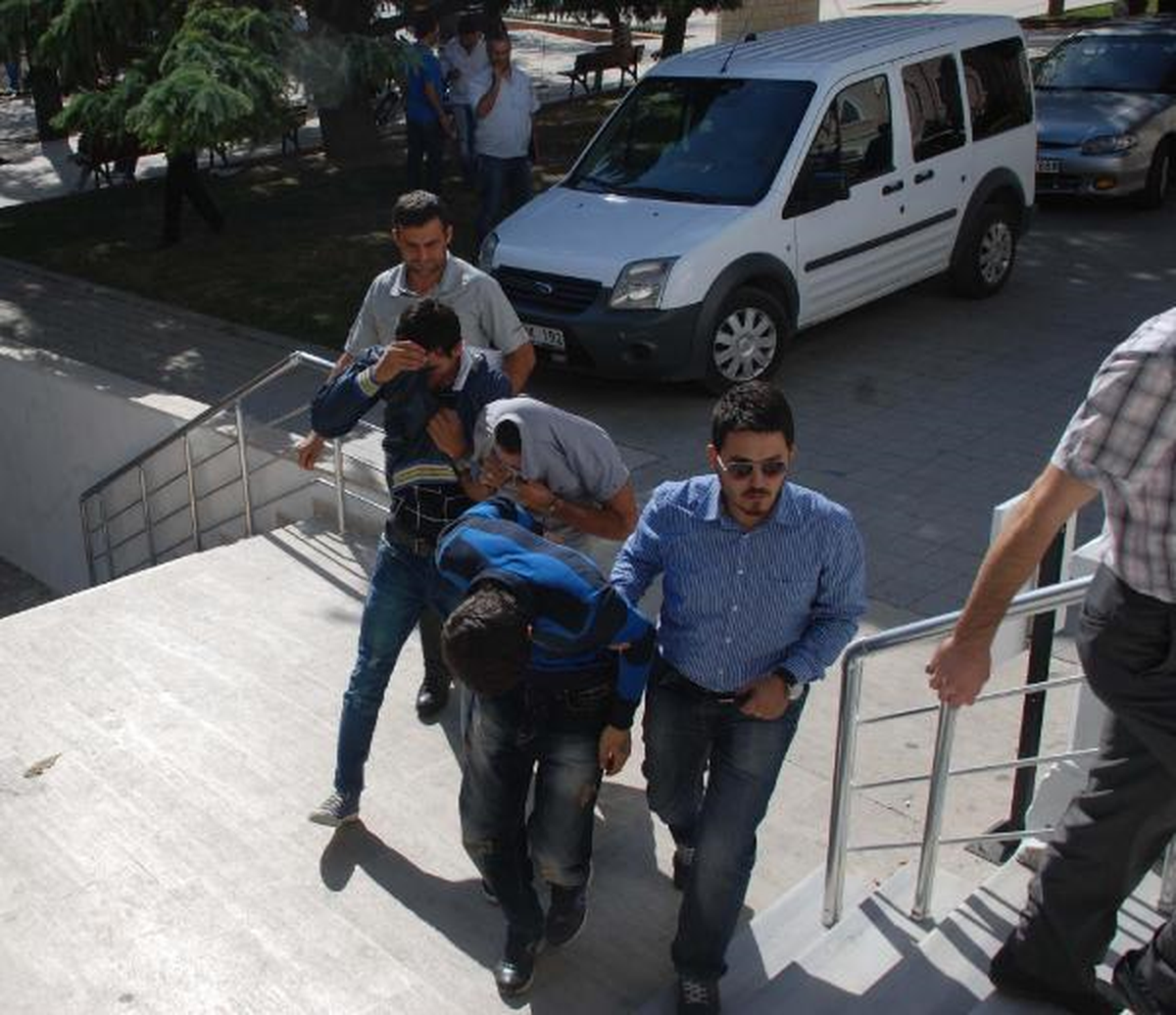 Komşu Daireyi Soydukları İddiasıyla Yakalandılar