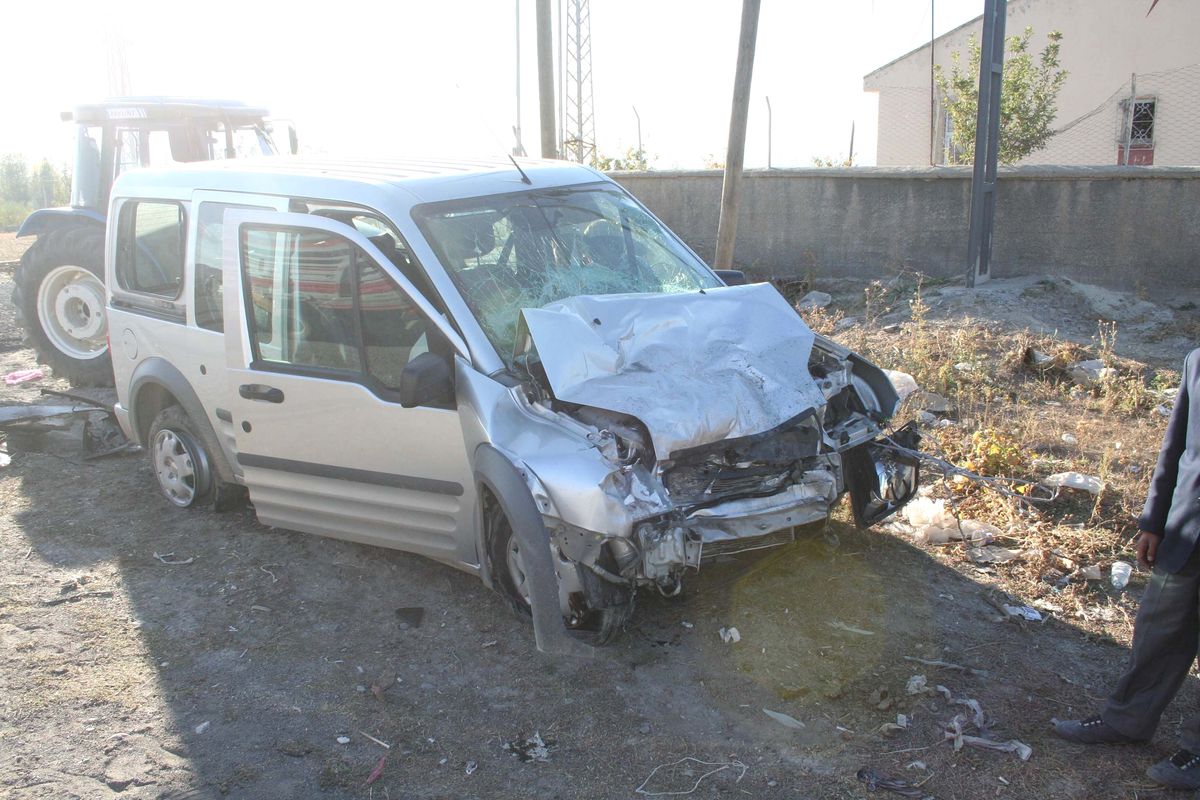 Muş\'ta Trafik Kazası: 21 Yaralı