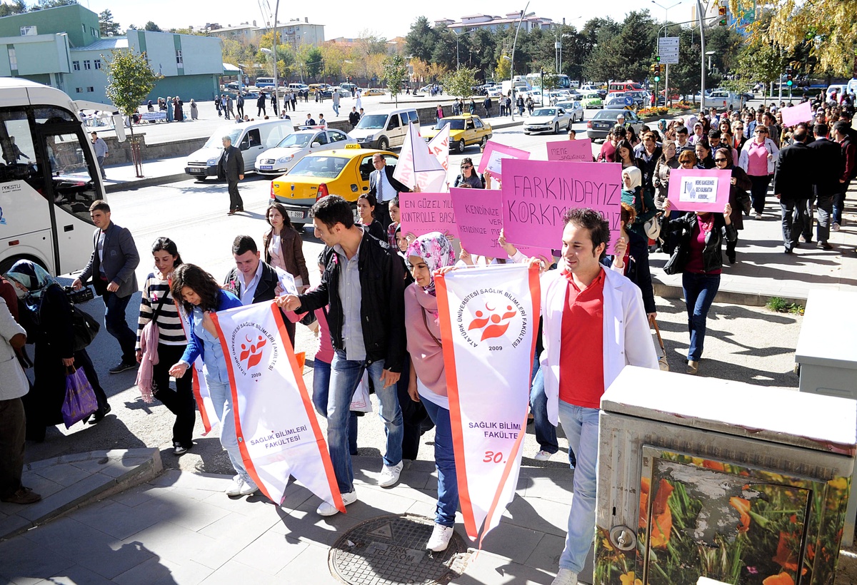 Sağlık Bilimleri Fakültesi\'nden Meme Kanserine Karşı \'Farkındalık Yürüyüşü\'