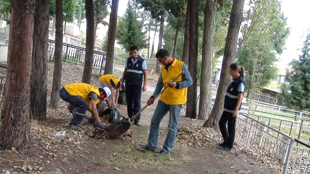 Simav\'da Bayram Öncesi Mezarlıklarda Temizlik Çalışması