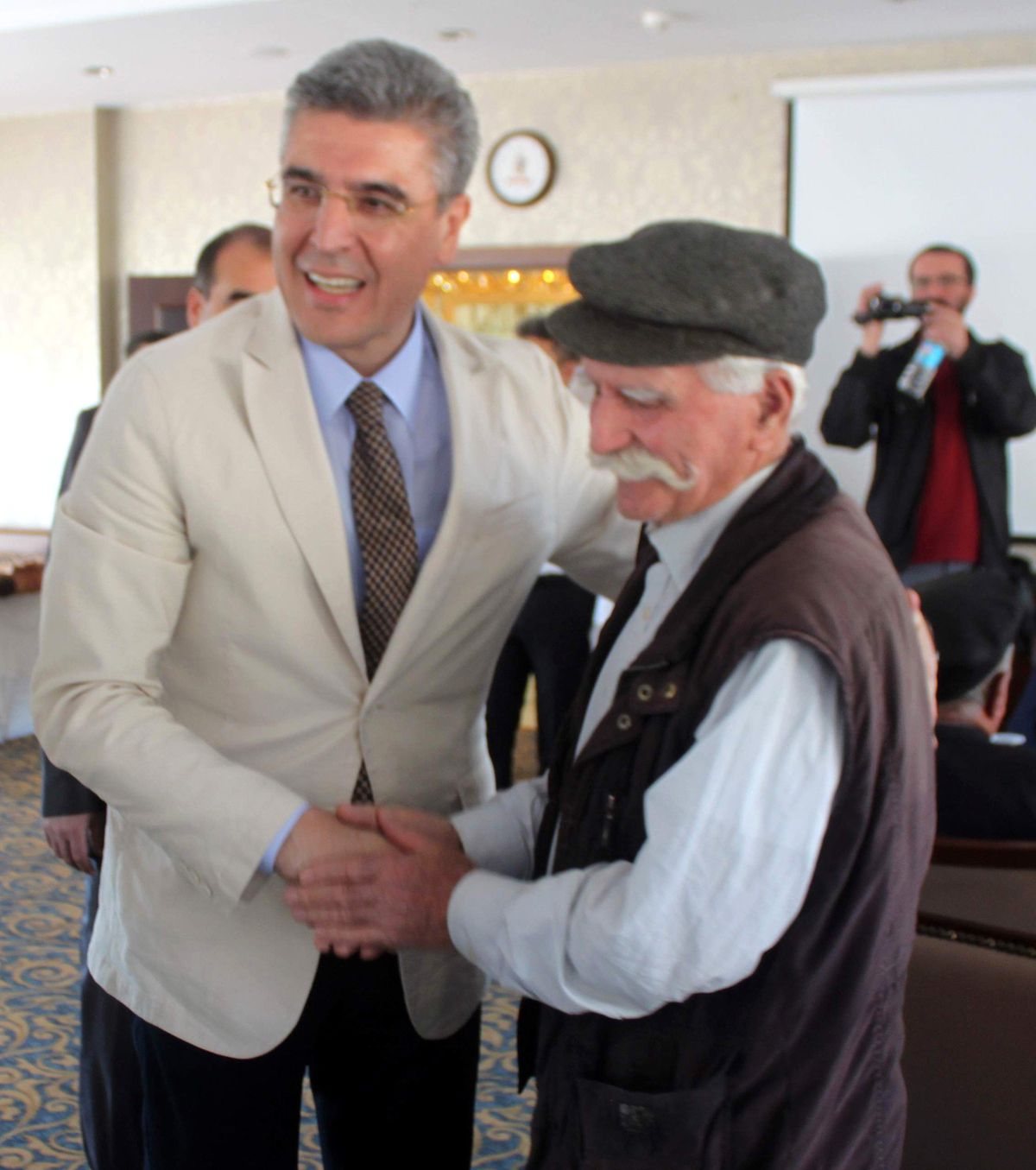 Tunceli Emniyet Müdürü Yılmaz\'dan Yaşlılara Yemek