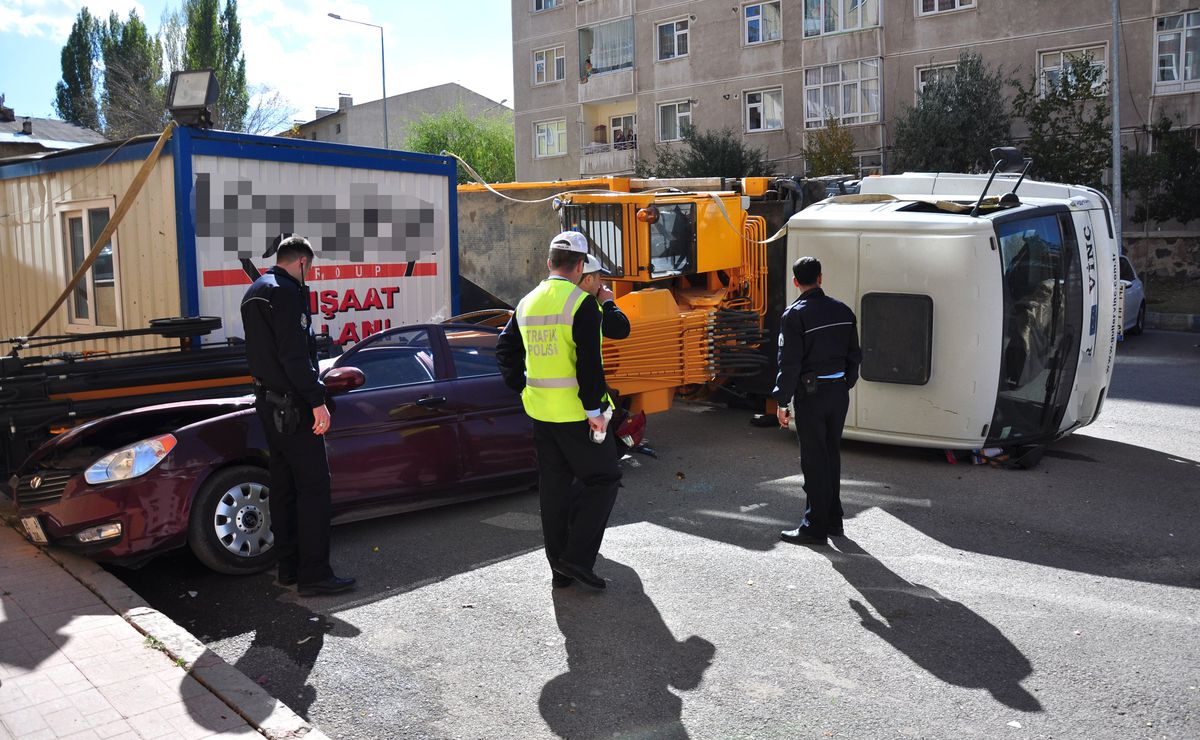 Vinç Park Halindeki Otomobilin Üzerine Devrildi