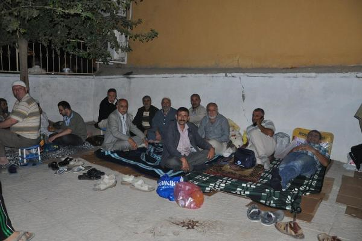 Vize Krizi Nedeniyle Hacı Adayları Habur\'da Bekliyor