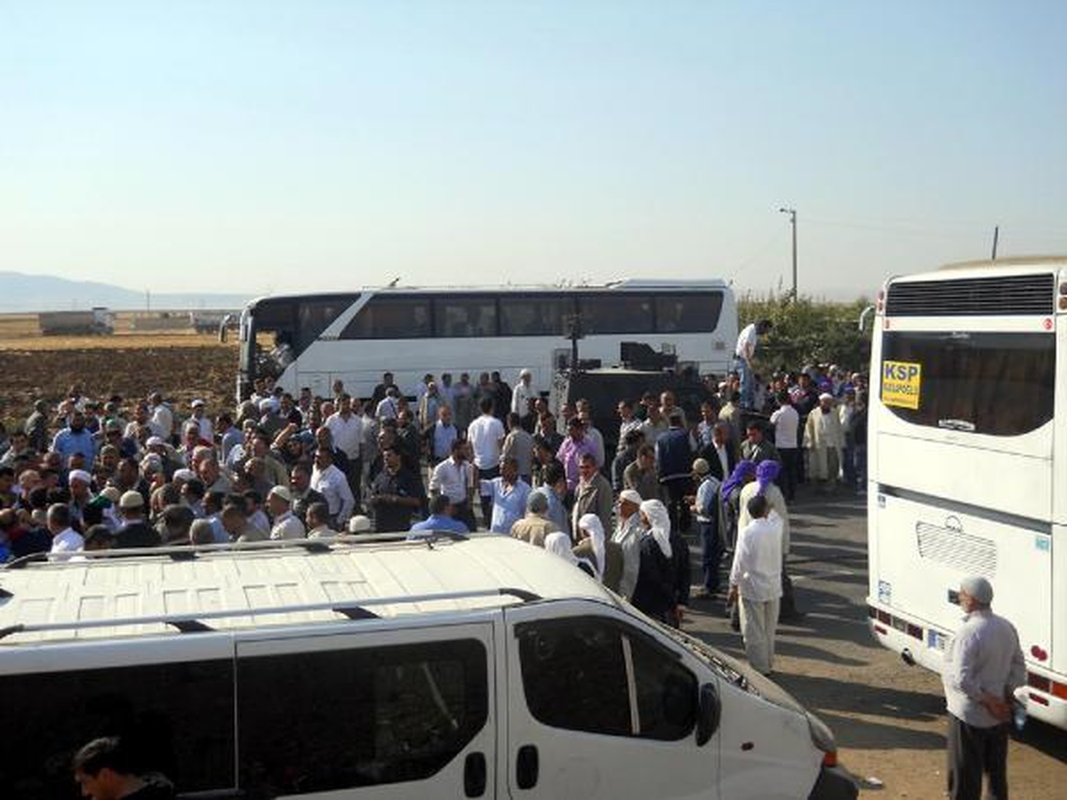 Vize Krizi Nedeniyle Hacı Adayları Habur\'da Bekliyor(2)
