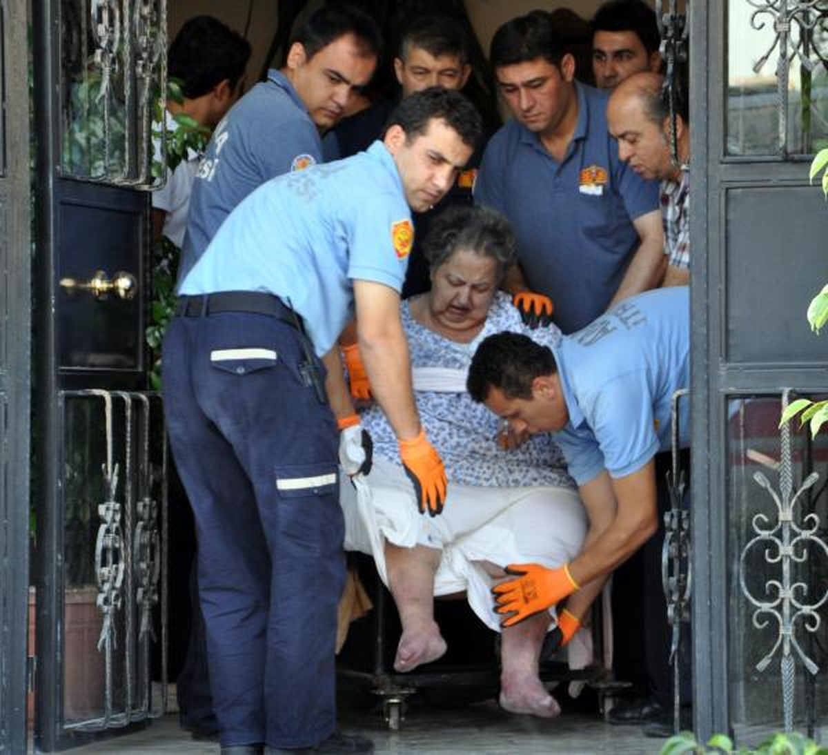 200 Kiloluk Kadın Asansöre Sığmayınca İtfaiye Ekipleri Merdivenden İndirdi