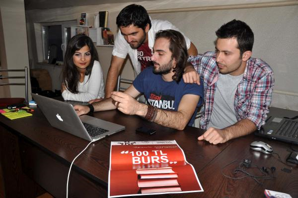 İnternette Kurdukları Site ile Kız Öğrencilere Burs Verecek