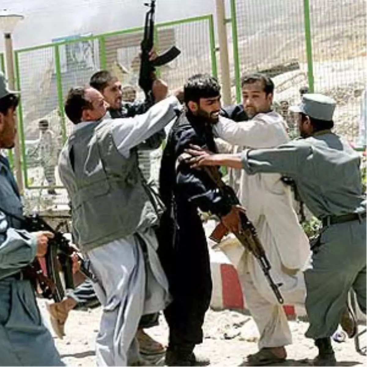 Afganistan -Hilmend\'de Bir Polis, 6 Meslektaşını Vurdu
