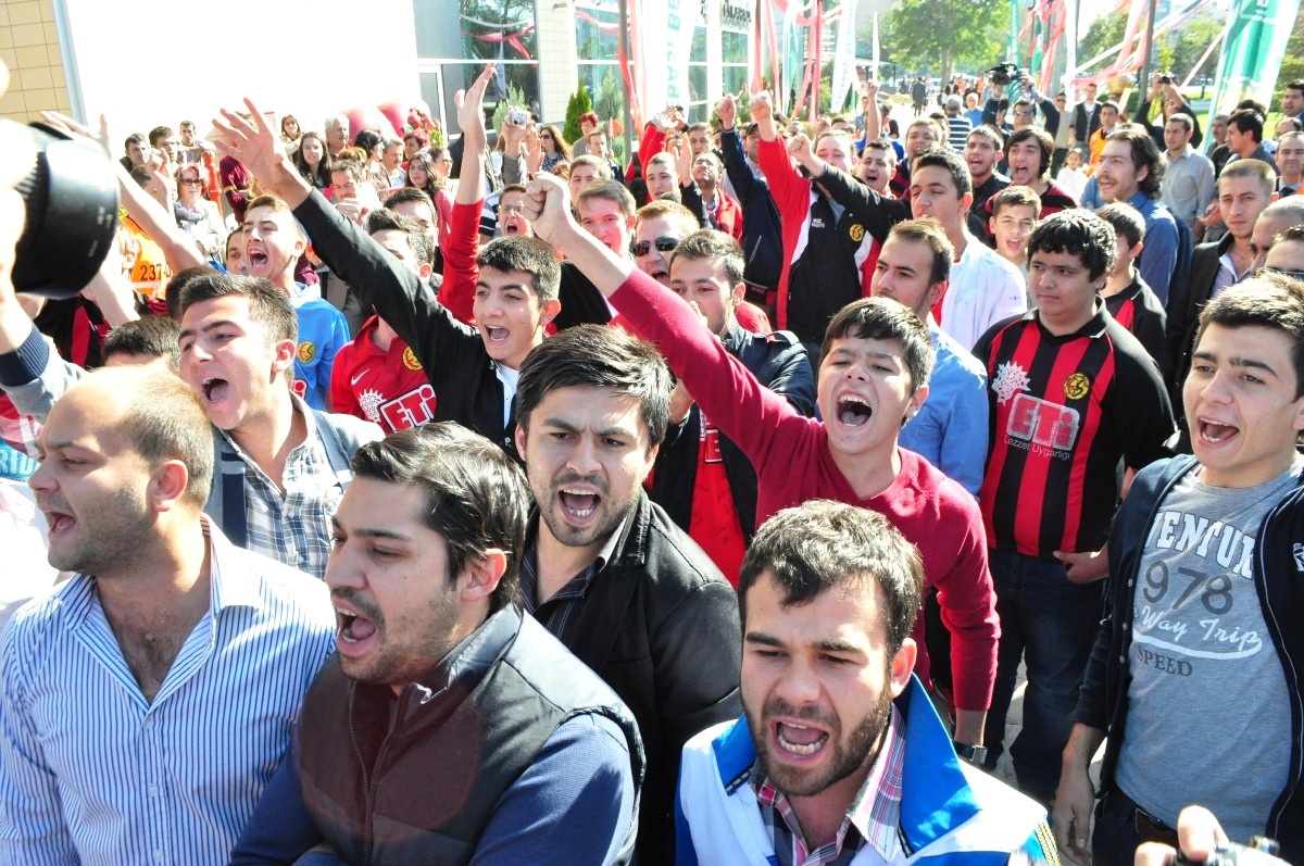 \'Altın Ayaklar\' Projesine Eskişehirsporlu Taraflarlardan Ayakkabılı Protesto