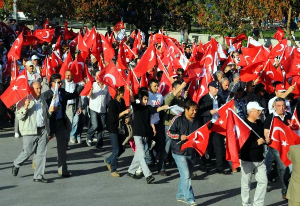 Ankara\'da Emekli Astsubaylar Yürüdü