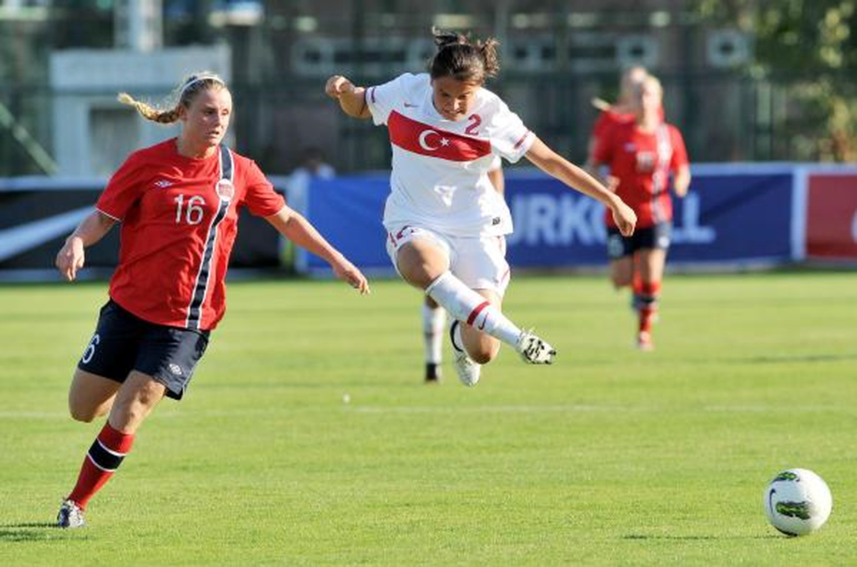 Bayanlar Futbolda Türkiye-Norveç: 0-2