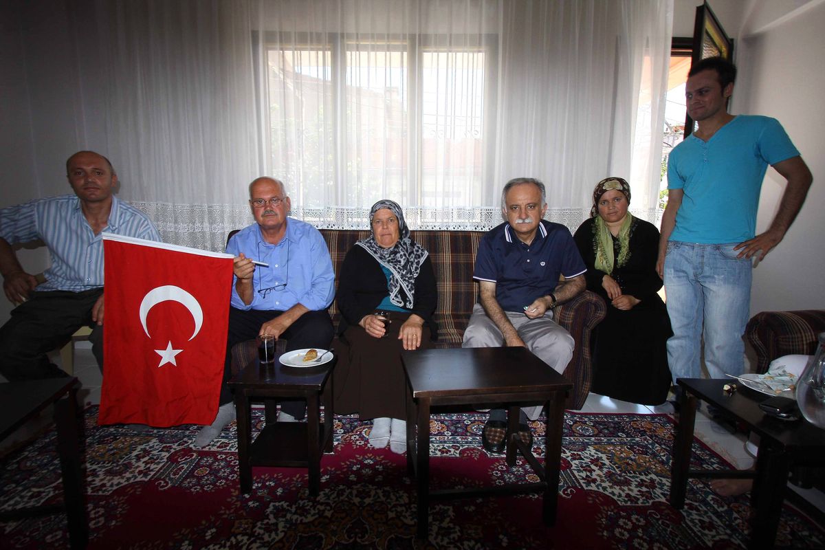 Bayraklı Belediye Başkanı, Evlere Misafir Oluyor