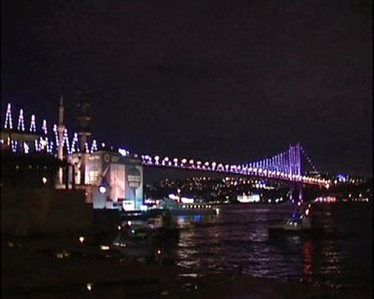 Boğaziçi Köprüsü \'Pembe\'ye Büründü